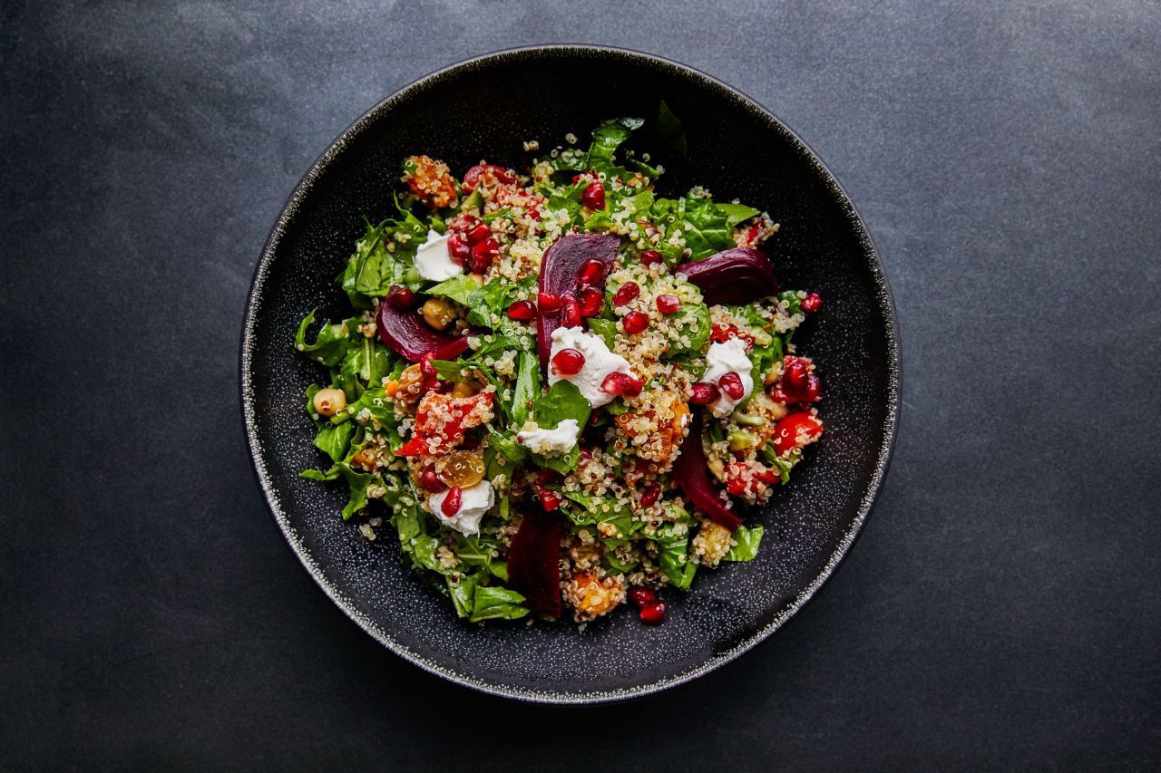 Quinoa-Salat mit Spinat, Roter Bete, Kichererbsen und Granatapfel-Kernen.