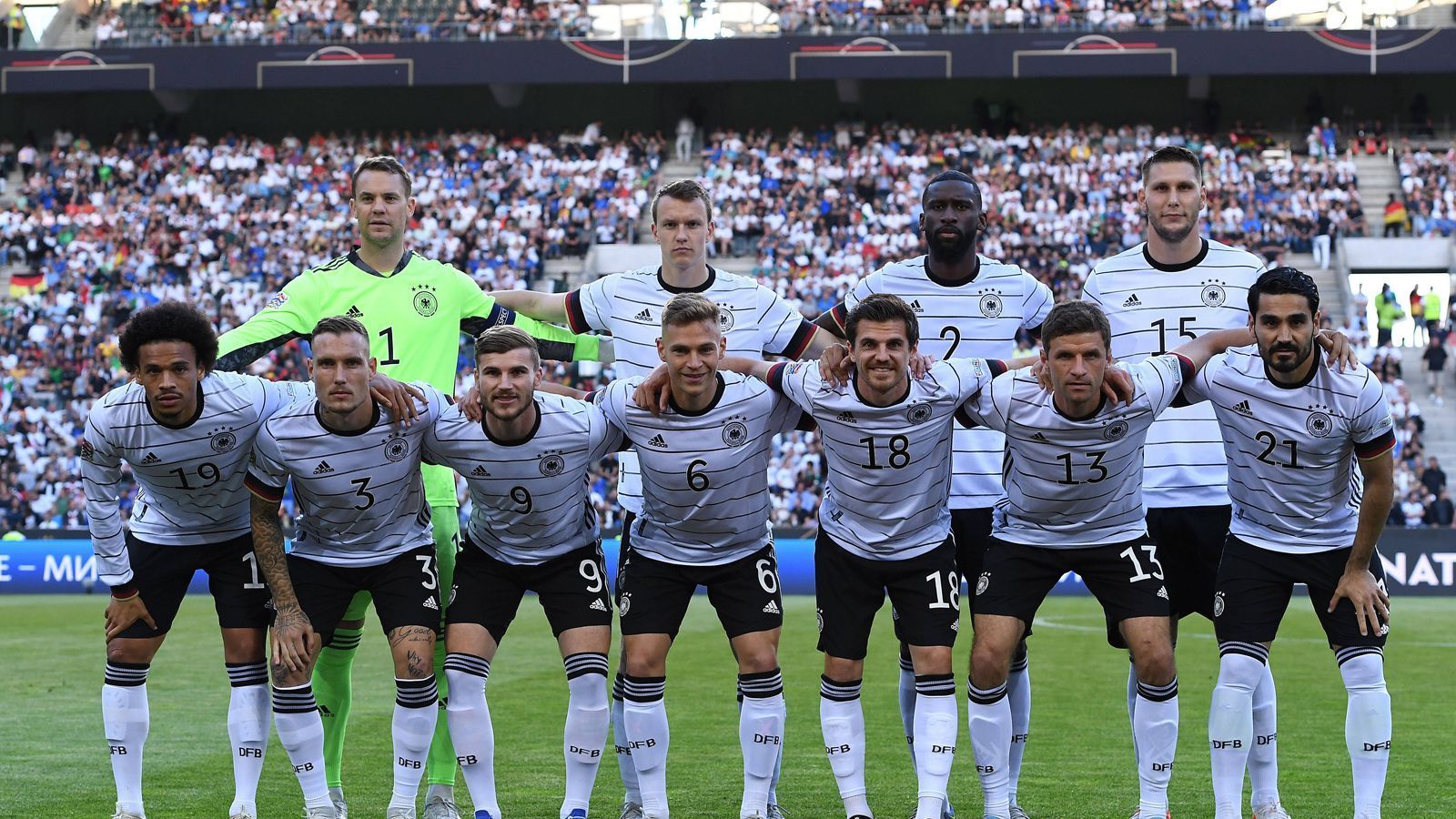 
                <strong>Deutschland - "Die Mannschaft"</strong><br>
                Die deutsche Nationalmannschaft hat keinen Spitznamen im Deutschen. Im Ausland wird die DFB-Elf oft "Die Mannschaft" genannt, bei den eigenen Fans, kam der Markenname allerdings nicht besonders gut an und wurde nach wenig Zuspruch vor dem Turnier in Katar auch offiziell abgeschafft.
              