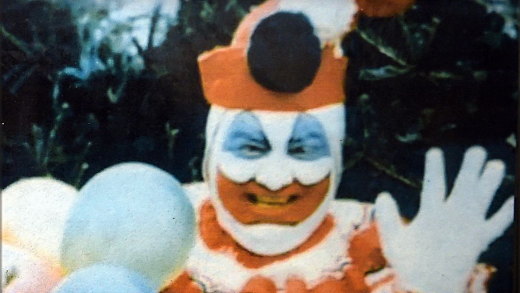 Der Killerklown: John Wayne Gacy führte jahrelang ein Doppelleben: In seiner Freizeit verkleidete er sich für&nbsp;Kindergeburtstage und Krankenhaus-Feste&nbsp;als lustiger Clown, während dieser Zeit ermordete er über 30 Menschen.