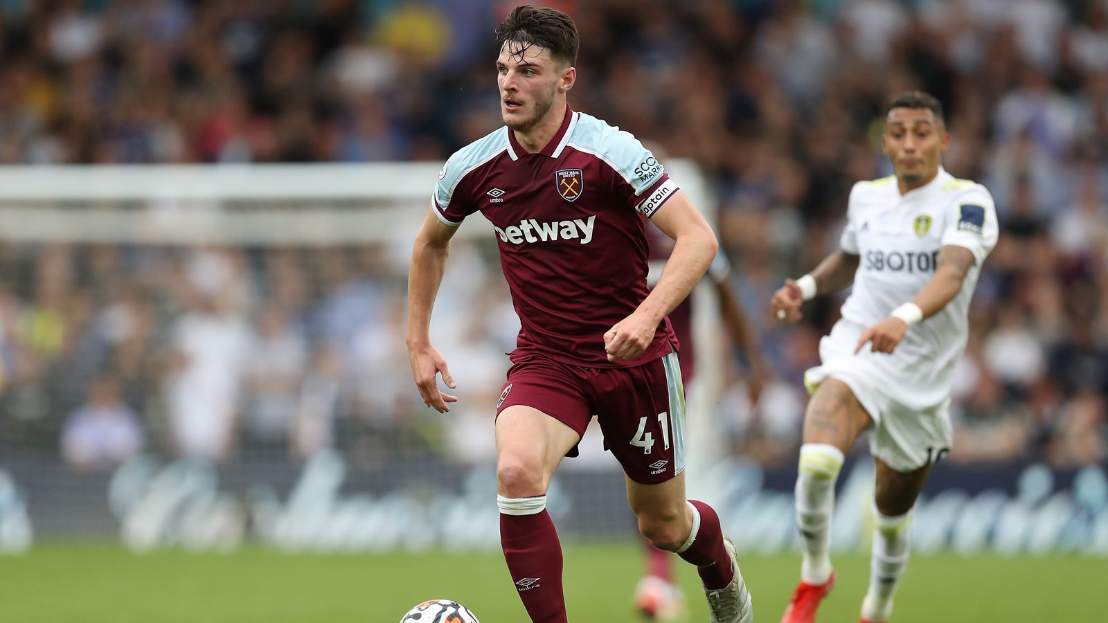 
                <strong>Declan Rice (West Ham United)</strong><br>
                Ein begehrter Mann, den Waddle gerne in Newcastles vermeintlich neuem Dreamteam sehen würde, ist Nationalspieler Declan Rice. Der 22-Jährige reifte in den zurückliegenden Saisons bei West Ham United zum absoluten Leistungsträger und steht Gerüchten zufolge auch schon bei den großen Teams der Premier League auf dem Zettel. Waddle erhofft sich vor allem von den ersten Neuverpflichtungen, die durch die Millionen aus Saudi-Arabien mutmaßlich schon im Januar 2022 finanziert werden, eine Initialzündung und den Anfang einer Erfolgs-Ära. Rice würde aufgrund eines Vertrages bis 2024 aber wohl kaum unter 50 Millionen Euro Ablöse zu haben sein.
              