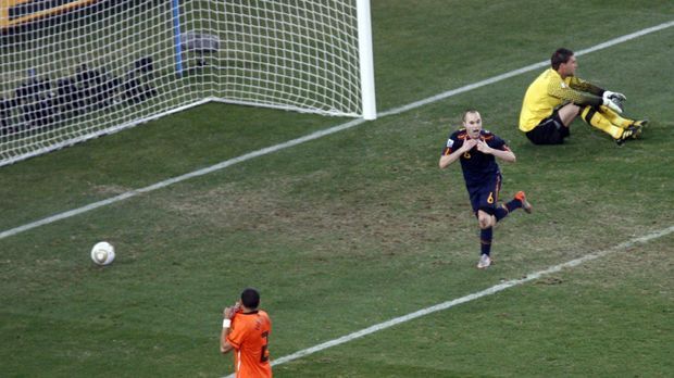 
                <strong>WM 2010 - Südafrika</strong><br>
                Fünf Minuten vor Ende der Verlängerung schießt Andrès Iniesta das Siegtor für Spanien. Es ist der erste Titel in Spaniens WM-Geschichte.
              