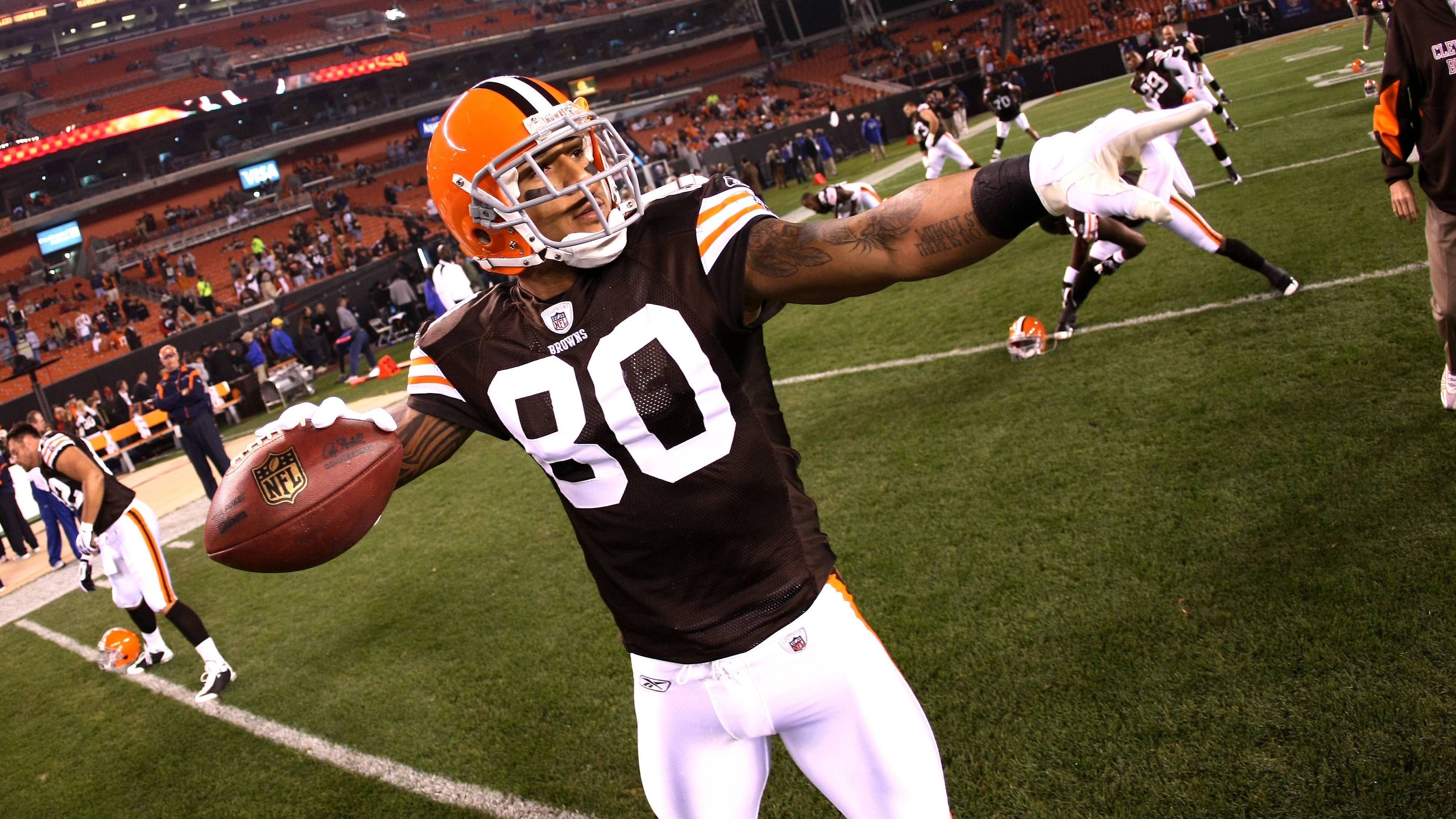 <strong>Kellen Winslow II (80)</strong><br>Sehr persönliche Gründe hatte Kellen Winslow II für seinen Wunsch, bei den Cleveland Browns mit der 80 aufzulaufen: Es war die Nummer seines in die Hall of Fame gewählten Vaters Kellen Winslow. Was Aaron Shea genau dafür verlangte, verriet dieser nicht. Es sollen 30.000 US-Dollar für Anzüge, Mahlzeiten und Urlaub gewesen sein.