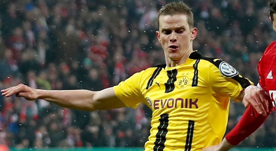 
                <strong>Sven Bender</strong><br>
                Er lässt in der 29. Minute Martinez bei der Ecke laufen, woraus der Ausgleich resultiert. Verliert in der 38. das nächste Kopfballduell gegen Martinez und hat Glück, weil der Ball nur gegen den Pfosten klatscht. Hält mit seiner Rettungstat gegen Robben den BVB im Spiel. Trotzdem eine schwache Partie. ran-Note: 5
              