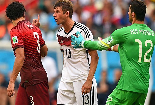 
                <strong>Der Clinch: Thomas Müller vs. Pepe</strong><br>
                Deutlich erkennbar anhand der TV-Bilder ist, dass Müller seinem Kontrahenten "Was willst du?! Was?!" entgegnet.
              