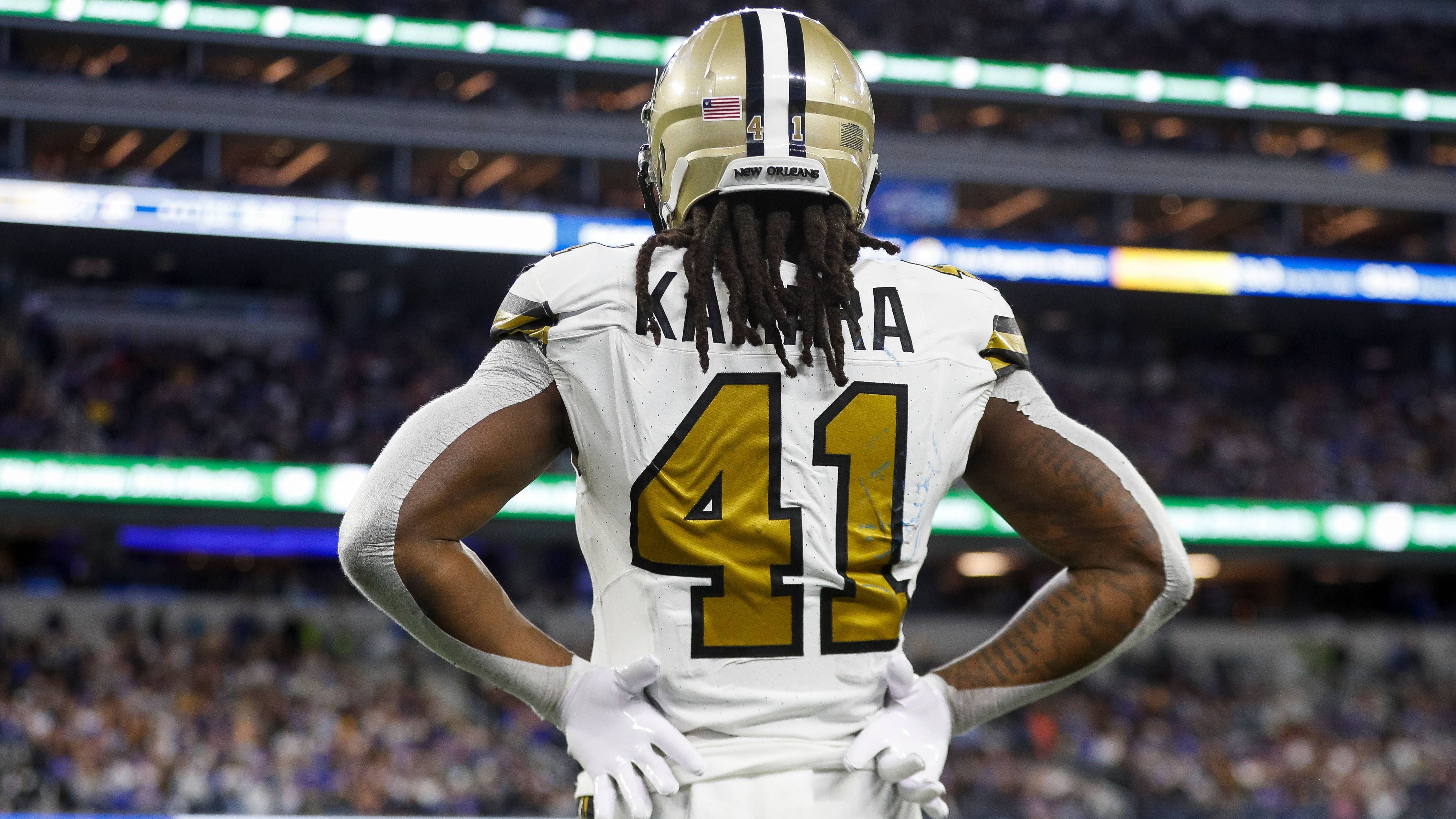 <strong>Alvin Kamara (New Orleans Saints)</strong><br>Kamara hat technisch gesehen noch zwei Jahre Vertrag, aber es ist effektiv ein Einjahresvertrag. Er erhält ein Grundgehalt von 10,2 Millionen Dollar, wobei nur 1 Million garantiert ist. Sein Grundgehalt für 2025 beträgt 22,4 Millionen ohne Garantie. Nach dem nun Christian McCaffrey einen neuen Vertrag bekommen hat, fordert Kamara eine Umstrukturierung.