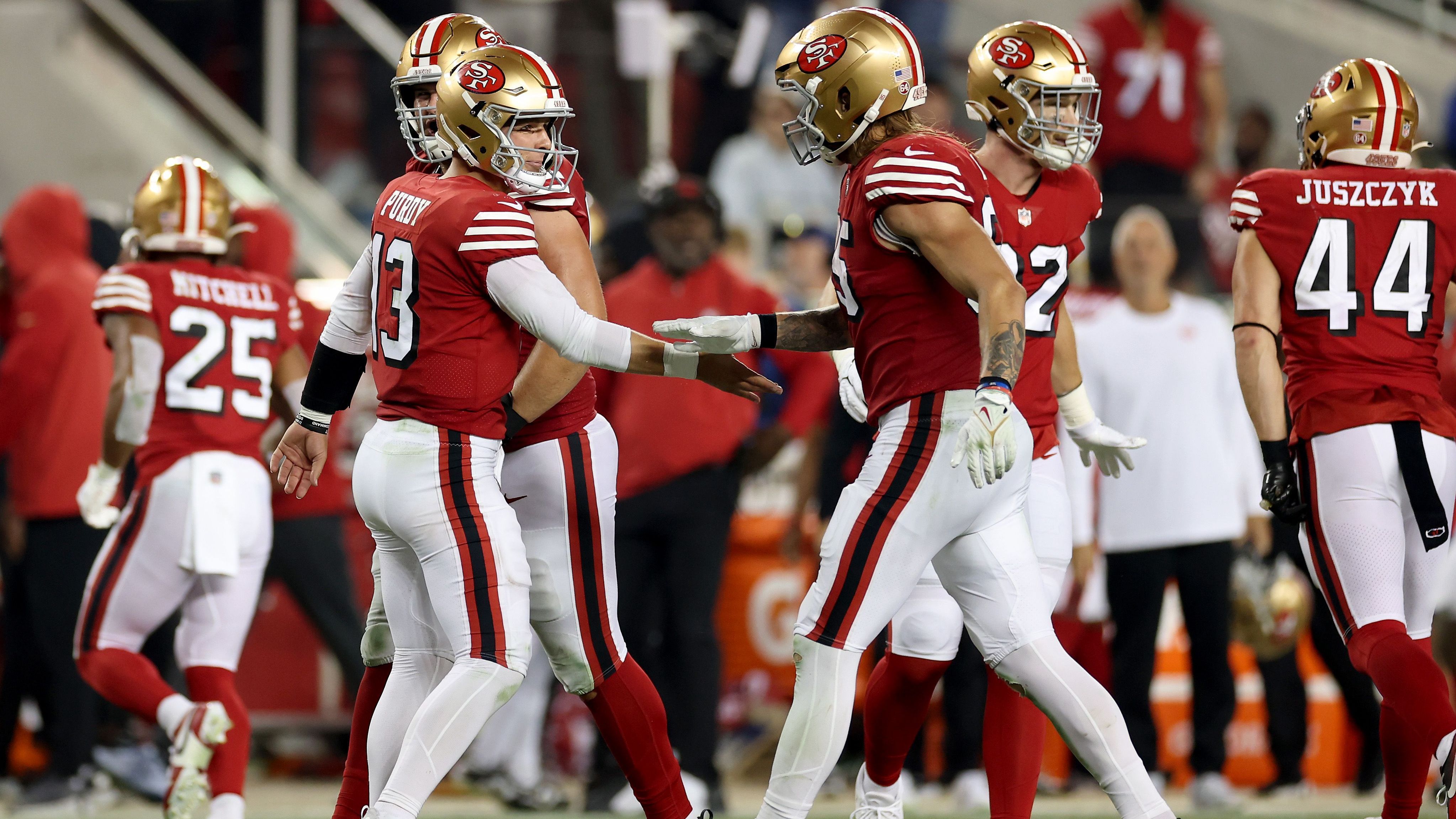 <strong>San Francisco 49ers gelingt perfekter Saisonstart</strong><br>Die 49ers werden ihrer Favoritenrolle in der NFL mehr als gerecht. Das 30:12 gegen die New York Giants im Thursday Night Game war der dritte Sieg im dritten Spiel. Zuvor wurden bereits Rams und Steelers besiegt. Die Fakten lassen keinen Zweifel daran, dass San Francisco in diesem Jahr alles zuzutrauen ist. <strong><em>ran</em></strong> zeigt, warum die Niners aktuell so stark sind.