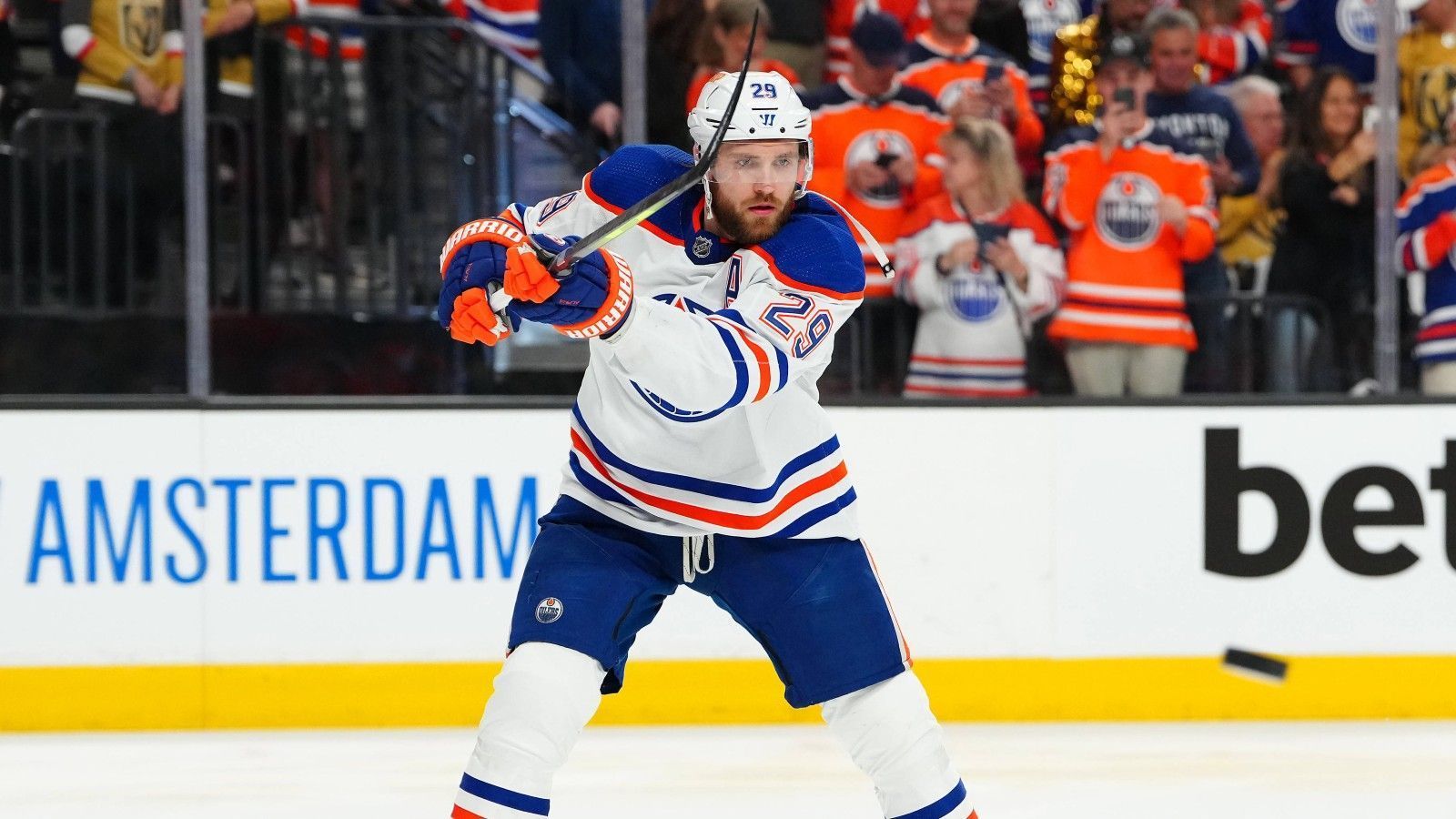 
                <strong>Leon Draisaitl (Edmonton Oilers)</strong><br>
                In der ersten Playoff-Serie gegen die LA Kings brachte er sieben Tore auf das Scoreboard, in den ersten beiden Spielen gegen die Vegas Golden Knights deren sechs. Dann folgte eine unerwartete Torflaute, die Edmonton hart traf. In den letzten beiden Partien gegen die Vegas Golden Knights - die Oilers scheiterten mit 2:4 und schieden aus den Playoffs aus - blieb er ohne Scorerpunkt. Gewiss ist dies nur einer von mehreren Gründen für das Ausscheiden, es bleibt aber der letzte Eindruck einer Saison, an dessen Ende der Stanley Cup hätte stehen sollen. Nun stehen für Draisaitl Fabelzahlen zu Buche - und dennoch eine große Traurigkeit über ein gefühltes "Versagen" und ein "verlorenes Jahr".
              