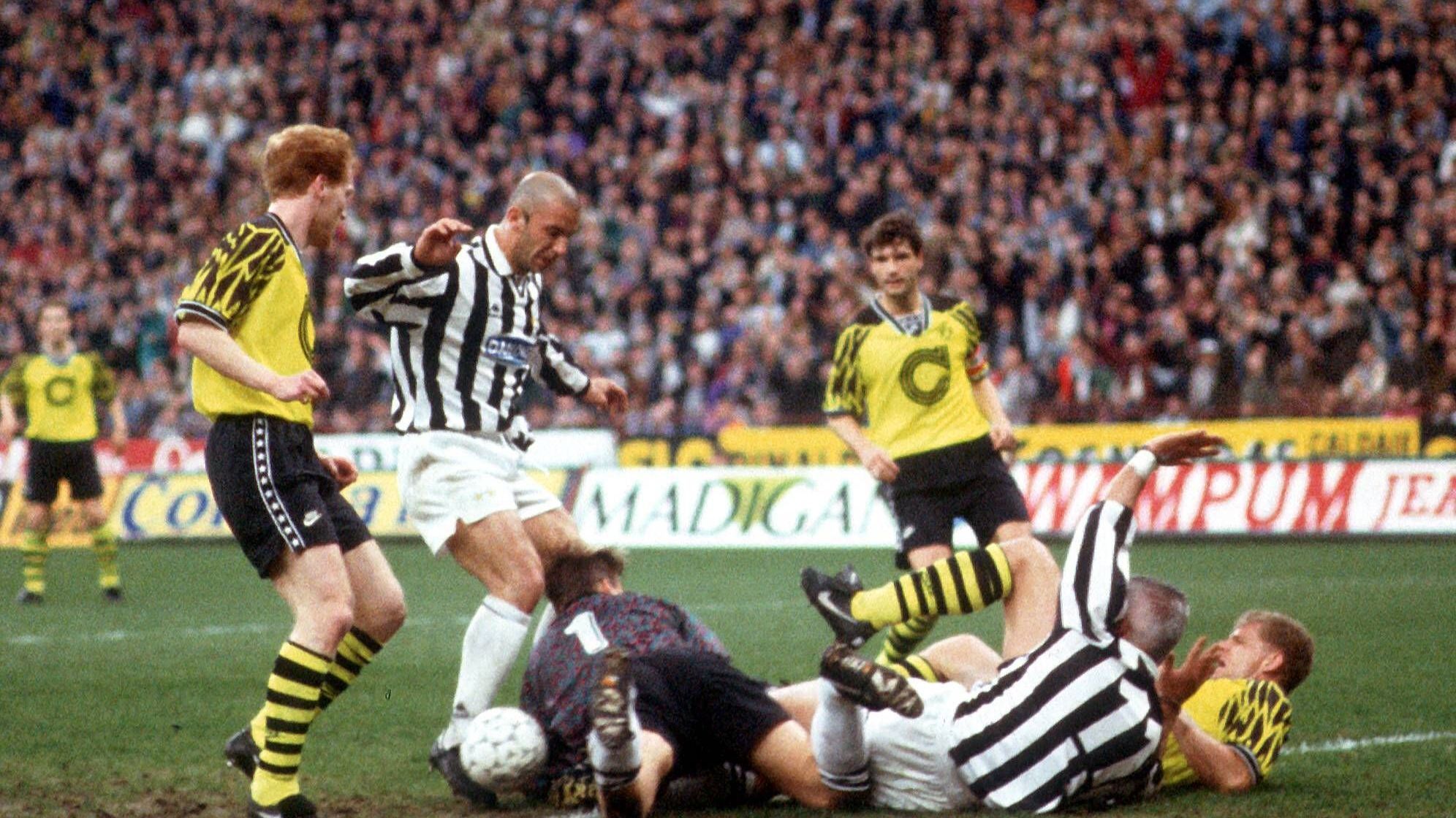 <strong>1994/95, UEFA-Cup, Juventus Turin</strong><br>Zorc, Riedle, Reuter, Sammer - eine große BVB-Mannschaft zeigt sich im "Vorspiel" auf 1997 und in der Revanche nach 1993. Beim 2:2 in Turin gleicht Jürgen Kohler für Juventus aus, er wird nach der Saison zum BVB wechseln und große Erfolge feiern. Das Rückspiel aber geht 1:2 verloren, entscheidend diesmal: Roberto Baggio.