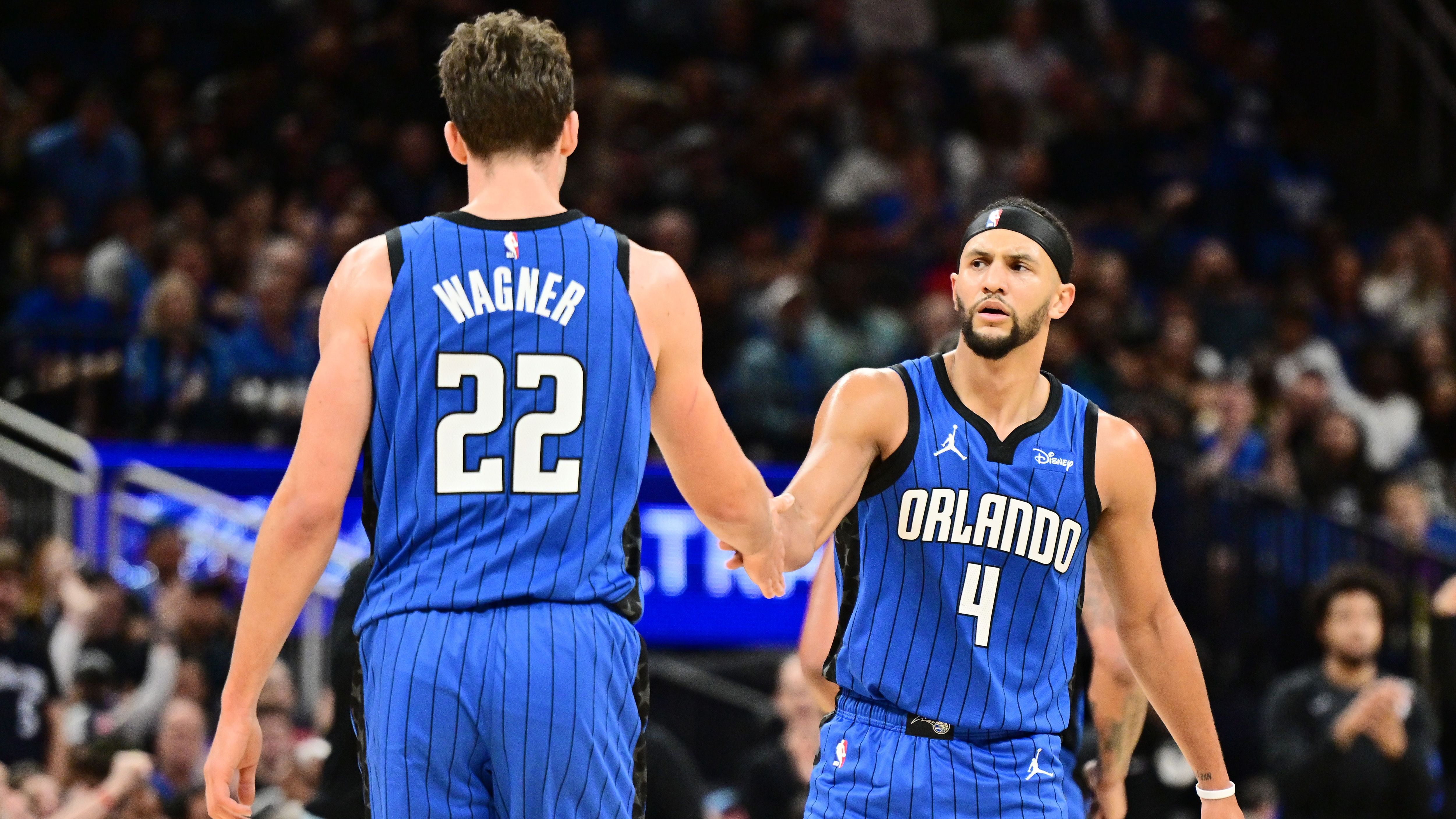 <strong>Auf den Playoff-Plätzen:&nbsp;Orlando Magic - Eastern Conference</strong><br>Bei Saisonstart hätten wohl die wenigsten eine derart starke Saison der Magic erwartet. Das Duo aus Franz Wagner und Paolo Banchero performt konstant, während das Team gerade in der Defensive überperformt. Nach einem Formtief droht vor dem letzten Regular-Season-Spieltag allerdings das Abrutschen in die Play-Ins (<a target="_blank" href="https://www.ran.de/sports/basketball/nba/livestreams/nba-live-milwaukee-bucks-at-orlando-magic-auf-prosieben-maxx-joyn-rande-und-in-der-ran-app-jump-ran-324613">Bucks at Magic ab 18:45 Uhr live auf ProSieben MAXX, Joyn und ran.de</a>)