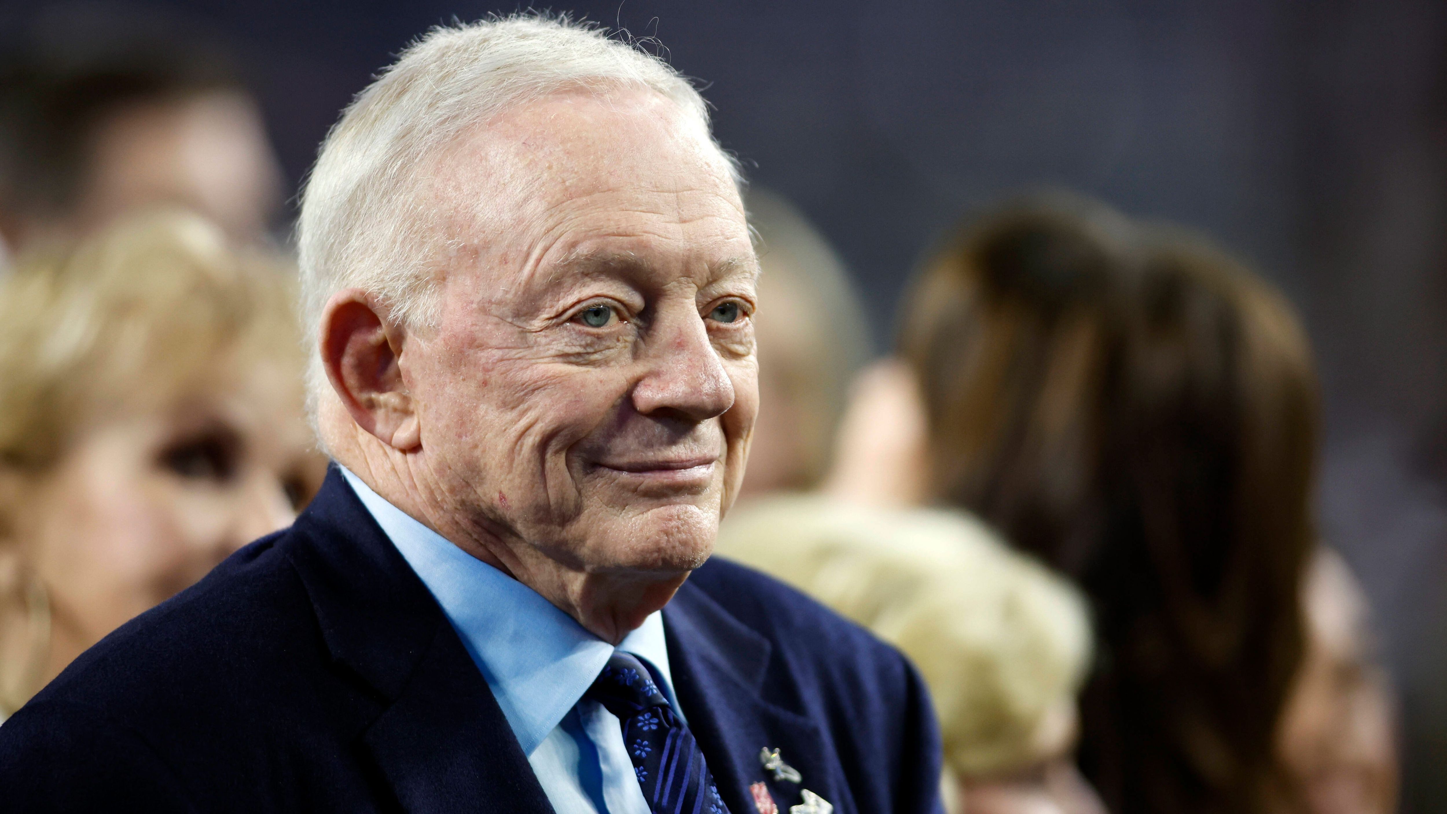 <strong>Dallas Cowboys: Jerry Jones</strong><br>
                • <strong>Im Amt seit</strong>: 1989*<br>• <strong>Geboren am</strong>: 13. Oktober 1942<br>• <strong>Vorherige Stationen</strong>: -<br>*Jones ist nicht nur GM der Cowboys, sondern auch Präsident und Owner der Franchise.
