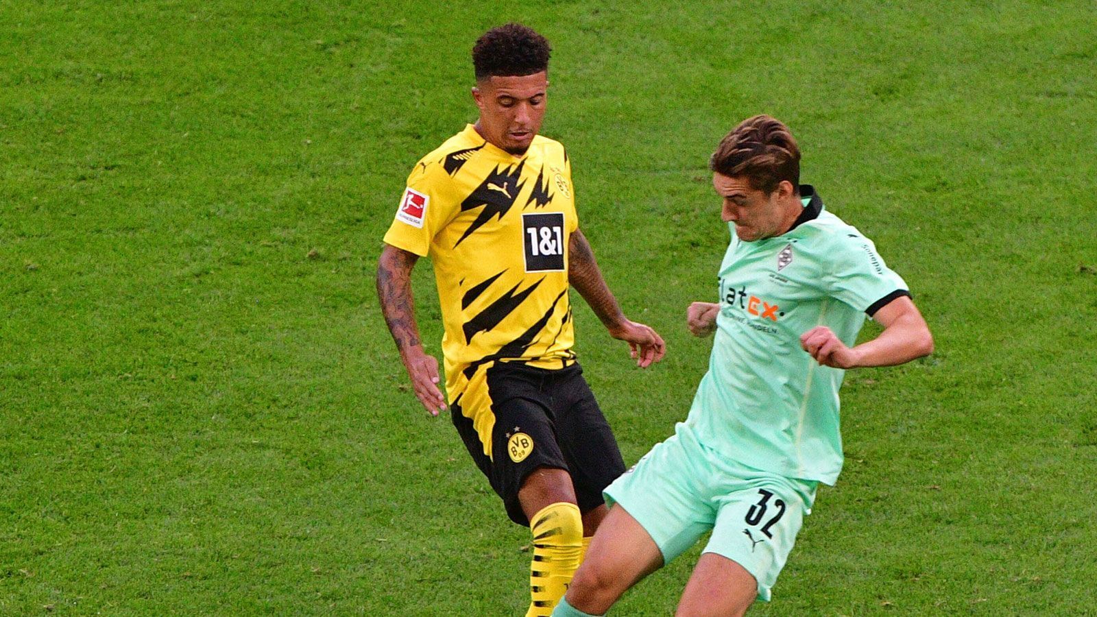 
                <strong>Jadon Sancho (Borussia Dortmund)</strong><br>
                Bellinghams Landsmann ist überall in der Offensive zu Hause, fordert die Bälle und sucht oftmals direkt den Weg in Richtung gegnerisches Tor. Zwischendurch taucht er auch immer mal wieder ab, um sich umso spektakulärer zurückzumelden - so küsst sein Kopfball nach Can-Hereingabe die Oberkante der Latte. Ein Großteil von Haalands zweitem Treffer geht auf sein Konto, weil der Senkrechtstarter der vergangenen beiden Jahre im Vollsprint über das halbe Feld wetzt und dann butterweich auflegt. Es ist seine letzte Aktion. ran-Note: 2
              