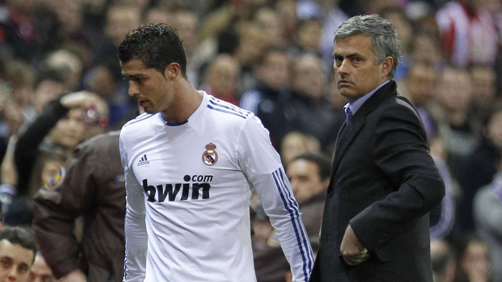 
                <strong>Cristiano Ronaldo vs. Jose Mourinho</strong><br>
                Auch mit Cristiano Ronaldo lieferte sich Mourinho Machtspielchen in Madrid. Nach einem Pokalspiel gegen Valencia soll es im Januar 2013 in der Kabine sogar fast zu Handgreiflichkeiten gekommen sein. Streitpunkt zwischen Mourinho und Ronaldo war stets die defensive Taktik des Trainers, mit der CR7 nicht einverstanden war. Mourinho hingegen soll Ronaldos großes Selbstvertrauen ein Dorn im Auge gewesen sein. Jorge Mendes, der gemeinsame Berater der beiden Portugiesen, musste regelmäßig dafür sorgen, dass die Situation nicht vollends eskalierte.
              