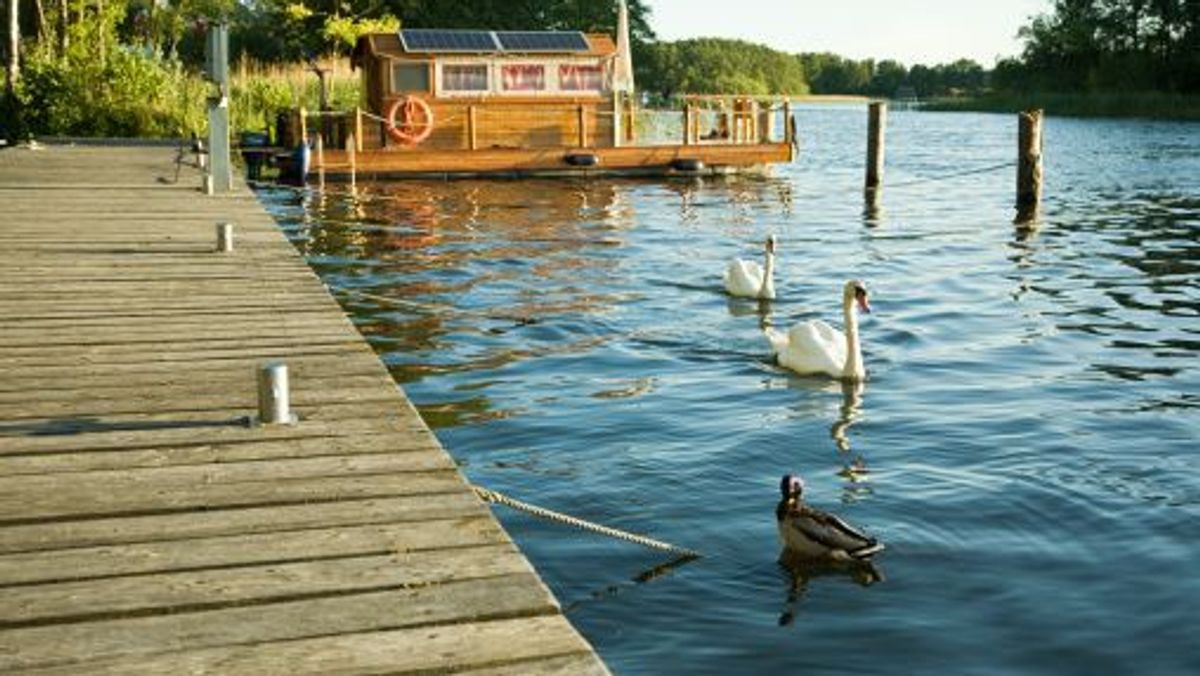 Hausboot in der Natur