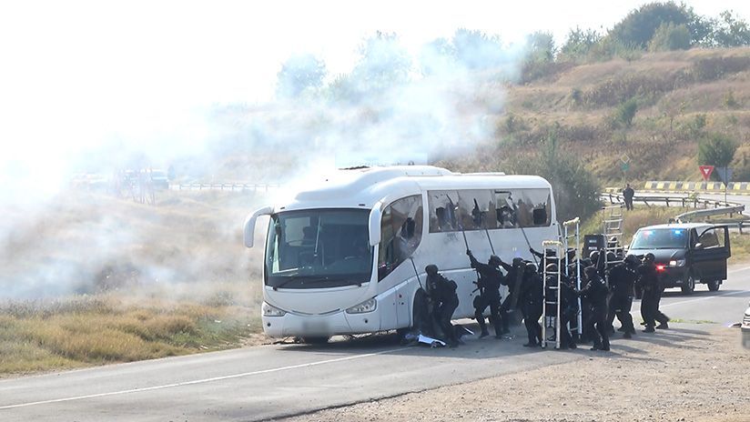 Bei der Stürmung des Busses kommt es zu einem Schusswechsel. Eine Geisel wird dabei schwer verletzt. Wie wird weiter vorgegangen?