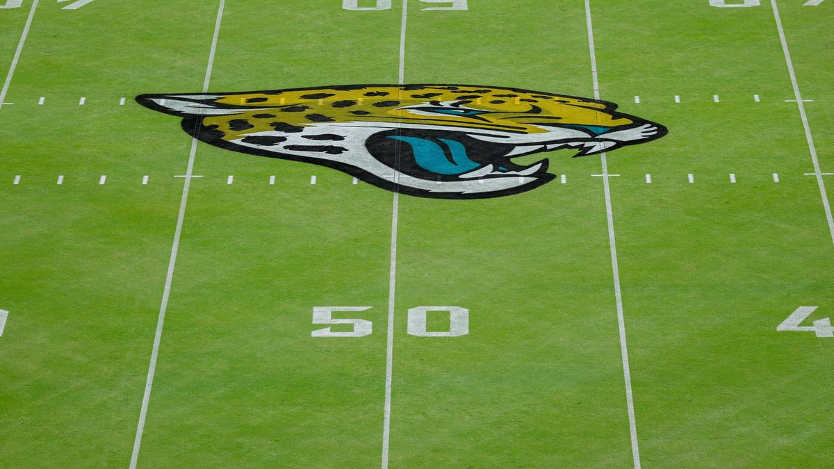NFL, American Football Herren, USA Carolina Panthers at Jacksonville Jaguars Sep 7, 2025; Jacksonville, Florida, USA; The Jacksonville Jaguars logo at midfield prior to a game between the Jacksonvi...