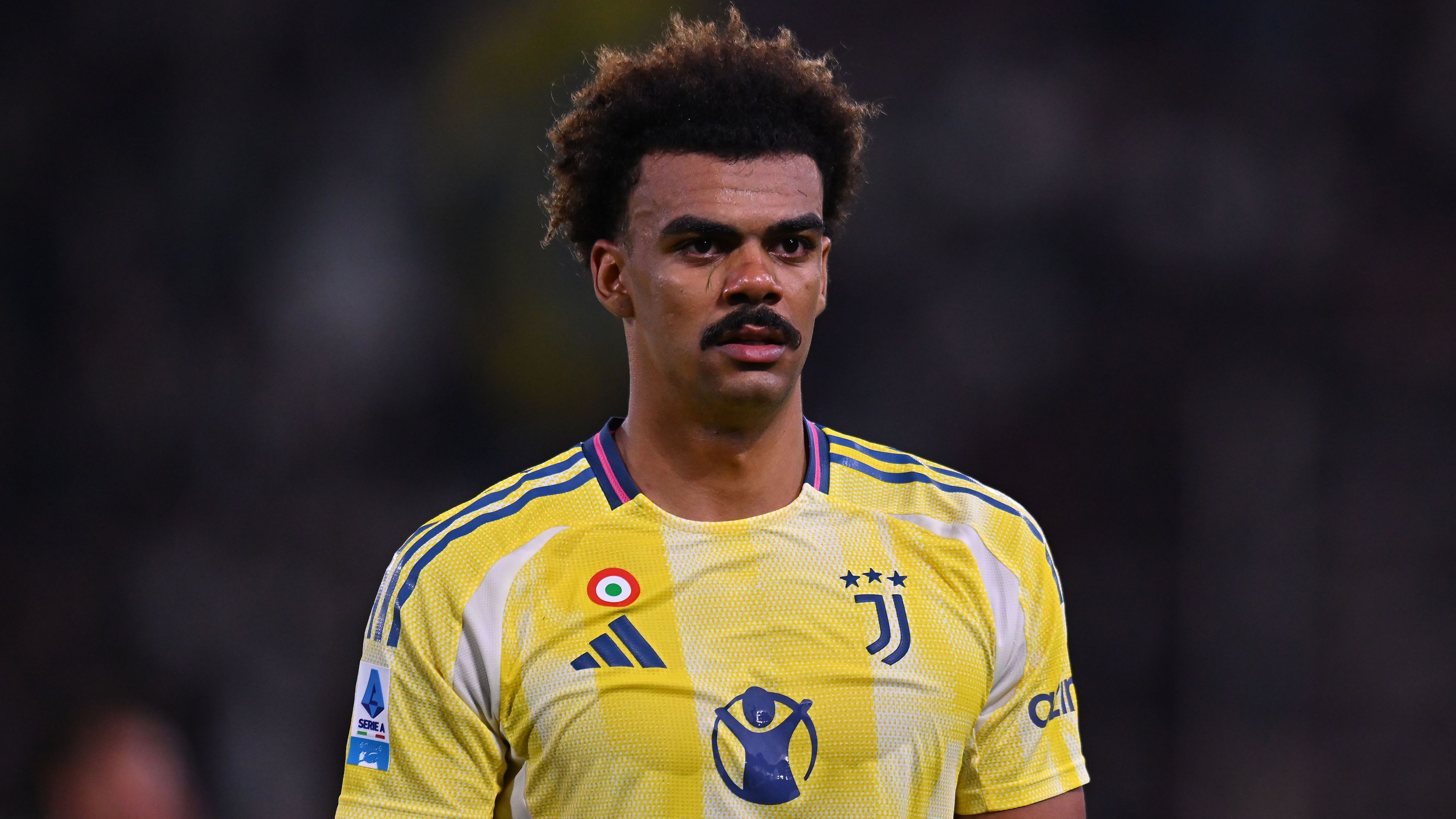 <strong>Renato Veiga (FC Chelsea)</strong><br>... Kontakt mit dem Management des 21-Jährigen aufgenommen. Der FC Chelsea fordert für Veiga wohl eine Ablösesumme in Höhe von 40 Millionen Euro. Zuletzt verliehen die Londoner das Abwehrtalent in die Serie A zu Juventus Turin. Für die "Alte Dame" kam der Portugiese zu 15 Pflichtspiel-Einsätzen.