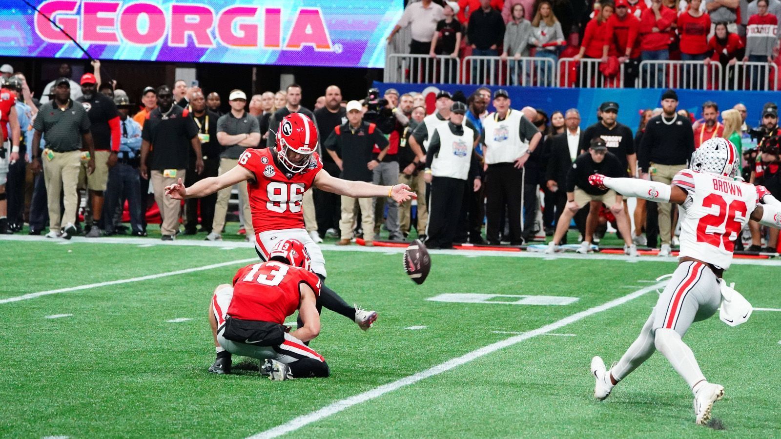 
                <strong>5. Platz - Kicker: Jake Podlesny, Gerogia</strong><br>
                Jack Podlesny erlebte nicht das beste Ende seiner Karriere in Georgia, aber seine Beständigkeit während der drei Jahre als Starter war ein wichtiger Faktor für die Bulldogs. Podlesny traf in jeder Saison mehr als 80 Prozent seiner Field Goals. Allerdings war im vergangenen Jahr sein längstes Field Goal nur 50 Yards lang. Insgesamt brachten ihn die Bulldogs aber oft in eine dankbare Position, da 23 seiner 26 Versuche innerhalb von 40 Yards lagen. Dafür bewies er aus den kurzen Distanzen stets Nervenstärke, verfehlte nur einen von 74 (!) Extrapunkten. Dennoch bestach er besonders durch eine sehr konstante College-Karriere und verfügt über viel Beinstärke, die nicht unbedingt auf dem Statistikblatt zu sehen ist.
              