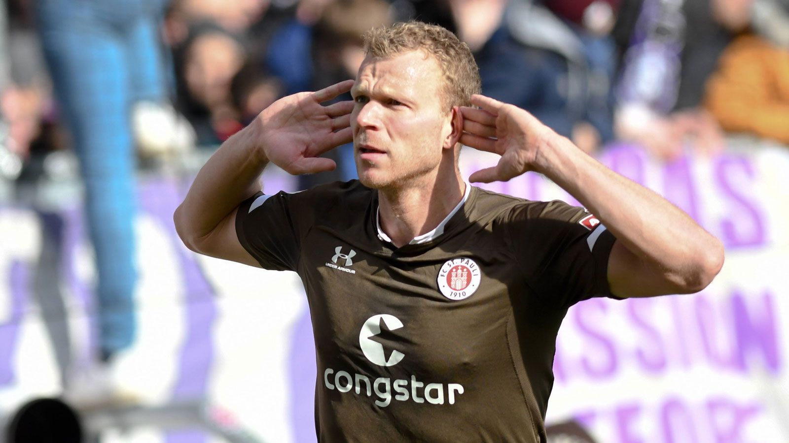 
                <strong>Transferpolitik: FC St. Pauli</strong><br>
                Anders als der Hamburger SV war der FC St. Pauli noch nie ein Verein, der mit großen Summen für Spieler um sich warf. Seit der Spielzeit 2017/18 gab der Kiezklub lediglich etwas mehr als fünf Millionen Euro für neue Akteure aus. In diesem Zeitraum verpflichtete St. Pauli beispielsweise die Stürmer Henk Veerman und Guido Burgstaller. Beide erwiesen sich als Volltreffer, letzterer steht sinnbildlich für den aktuellen sportlichen Aufschwung der Braun-Weißen. In puncto Transfers geht St. Pauli eher auf Nummer sicher und scheut das Risiko, auch die Nachwuchsarbeit kommt am Millerntor nicht zu kurz - acht Spieler des derzeitigen Kaders entstammen der eigenen Jugend.
              