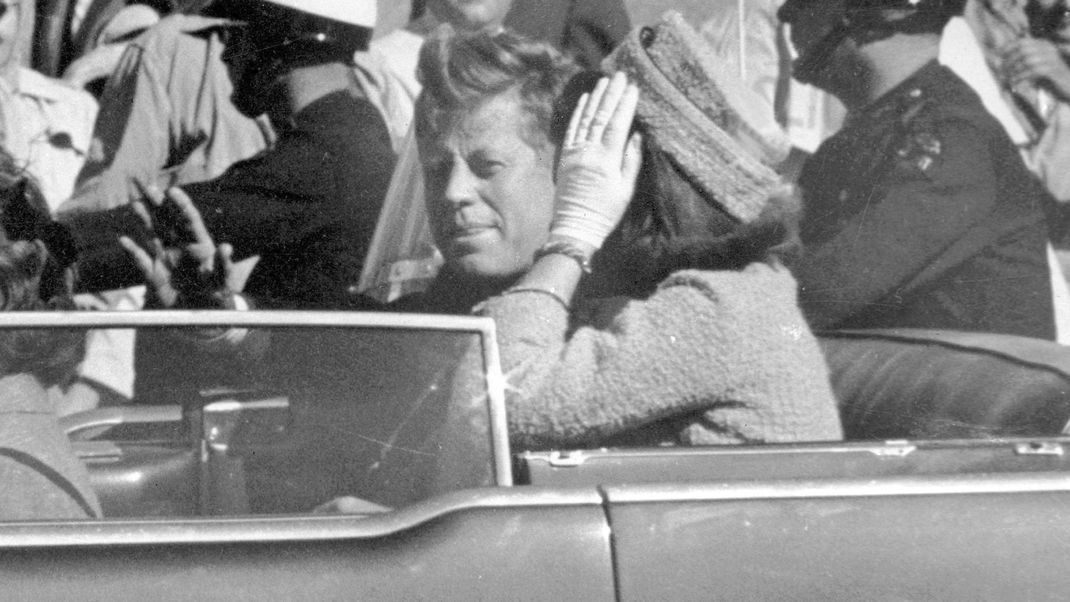 Vor über sechzig Jahren wurde der ehemalige US-Präsident John F. Kennedy während einer Fahrt durch Dallas in seiner offenen Präsidentenlimousine ermordet.