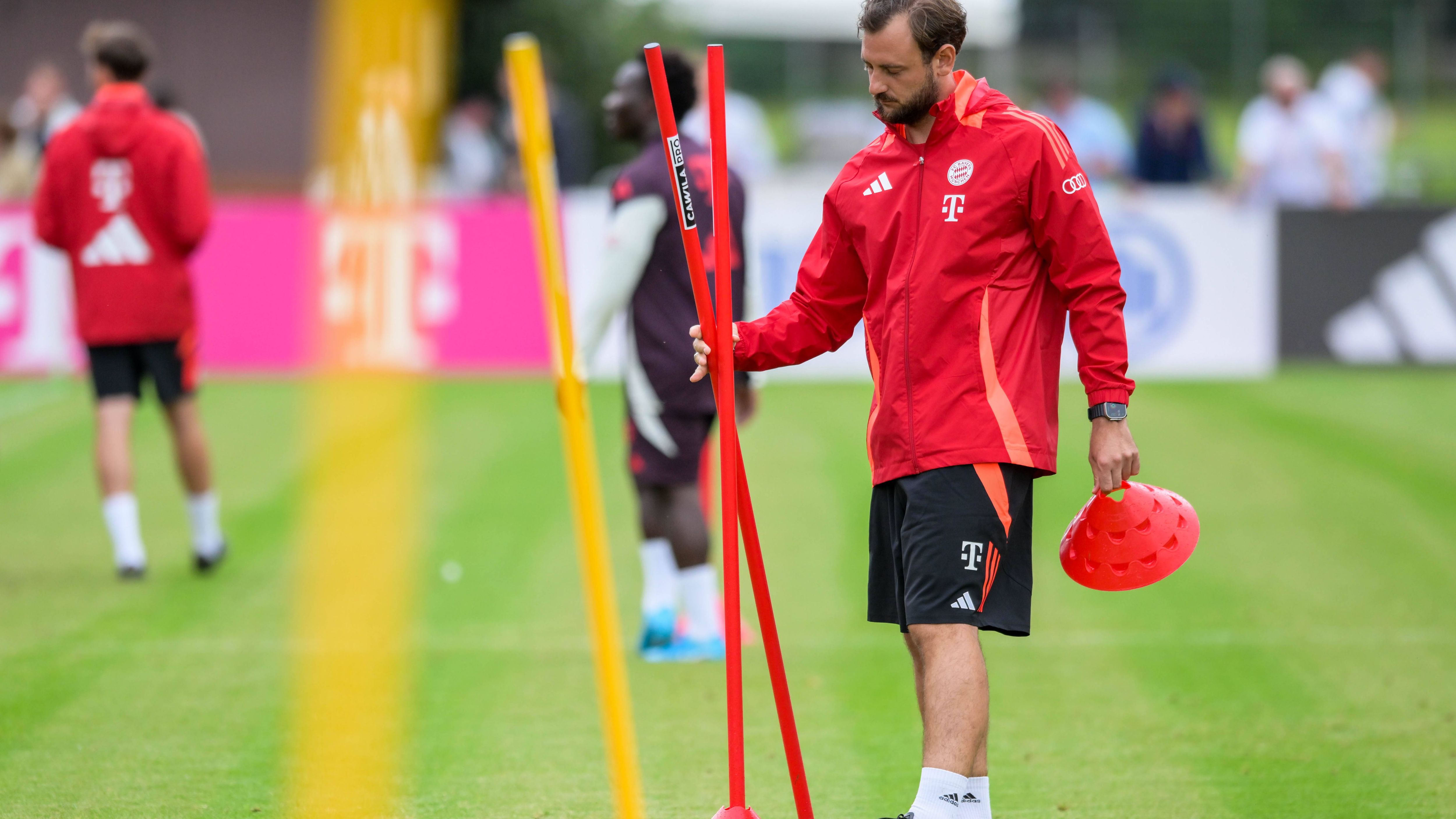 <strong>Rene Maric (Co-Trainer)</strong><br>Der 31-Jährige ist studierter Psychologe, stieß Ende 2023 zum FC Bayern und übernahm im Februar die U19. Einen Namen machte sich Maric als Online-Blogger für das Portal "Spielverlagerung.de". Dank seiner dortigen Arbeit schrieb er mit seinem Team ab 2015 Gegneranalysen für den damaligen Mainz-Coach Thomas Tuchel.