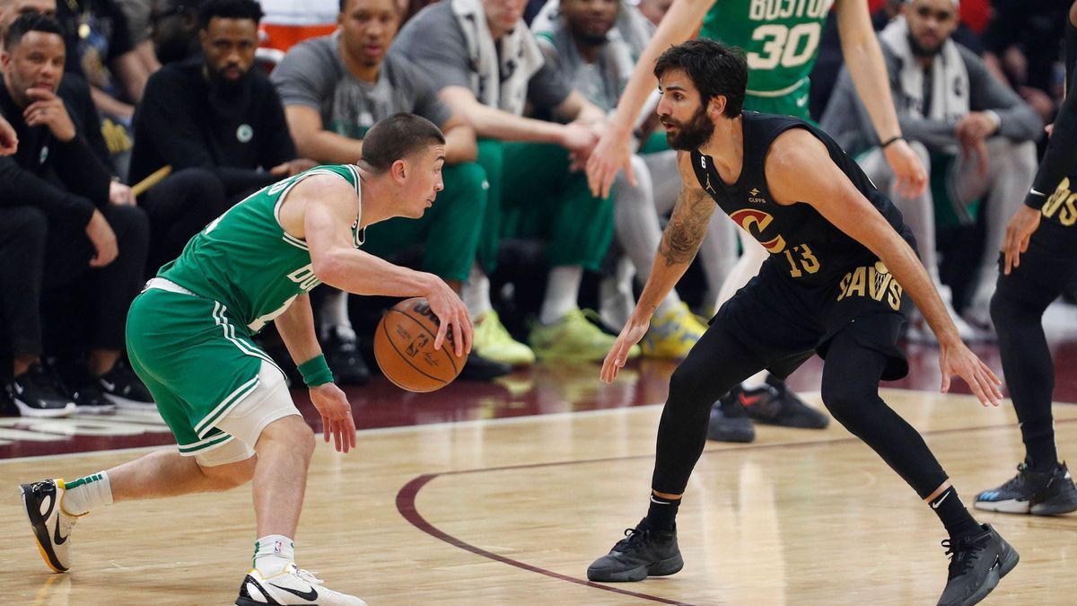 Cleveland Cavaliers guard Ricky Rubio of Spain (R) defends against Boston Celtics guard Payton Pritchard (L) during the first half of the NBA, Basketball Herren, USA game between the Cleveland Cava...