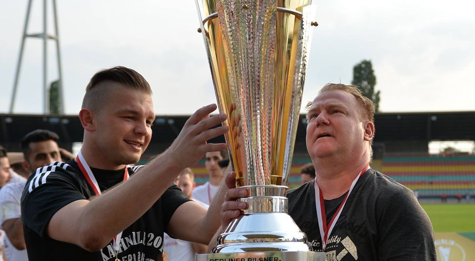 
                <strong>BFC Preussen</strong><br>
                Trainer des BFC Preussen ist jetzt Andreas Mittelstädt (r.). Der Zuschauerandrang wird groß sein, denn der 1.FC Köln ist zu Gast. Gespielt wird im Stadion von Union Berlin, an der Alten Försterei. Gut möglich, dass über 10.000 Zuschauer am Samstagnachmittag vor Ort sein werden.
              