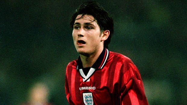 
                <strong>Frank Lampard 1998</strong><br>
                Frank Lampard - 1998. Äußerlich hat sich nicht viel getan beim Engländer. Doch auch 1998 spielte Lampard schon in der englischen Nationalmannschaft und machte eine gute Figur. 
              