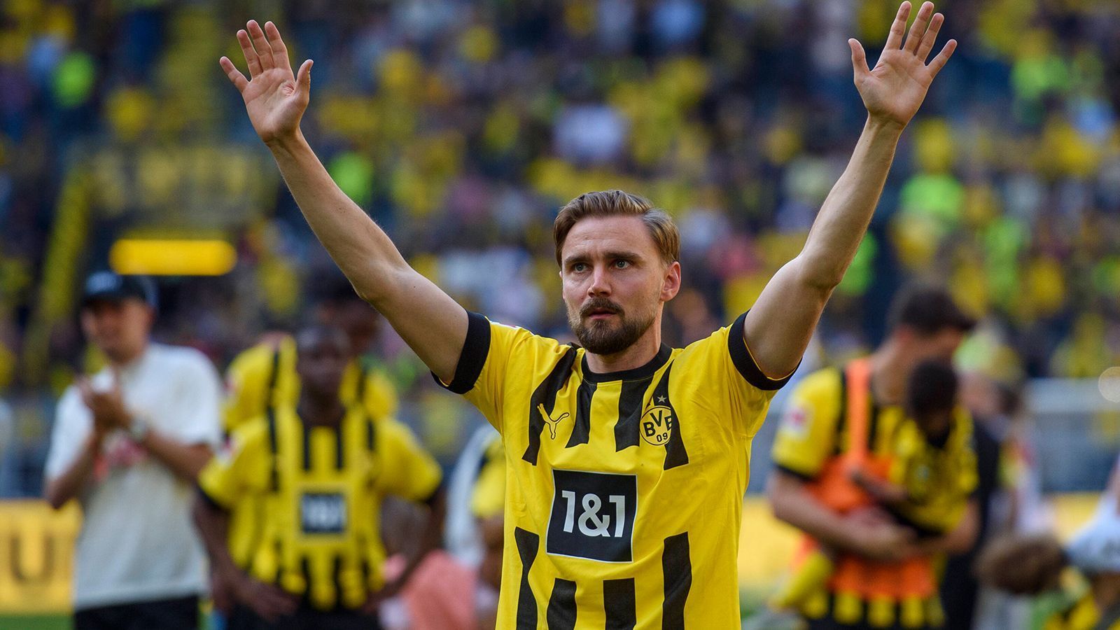 
                <strong>Marcel Schmelzer (Borussia Dortmund) </strong><br>
                Der ehemalige Linksverteidiger beendete im Sommer 2022 seine Karriere bei den Schwarz-Gelben, für die er bereits seit der Jugend kickte. Nach seinem Abschied gab er bei "Sport1" an, dass er sich erst einmal zurückziehen wolle: "Wie es für mich weitergeht, weiß ich ehrlich gesagt noch nicht. Ich werde mich jetzt erstmal komplett zurückziehen, ein bisschen reisen, den Kopf und Geist entspannen." Informationen zu seinem Privatleben gibt er darüber hinaus nicht preis. Komplett vom BVB-Radar verabschiedete sich Schmelzer allerdings nicht: Mit dem BVB-Legendenteam war er als Neuzugang im September 2022 in Vietnam unterwegs.
              