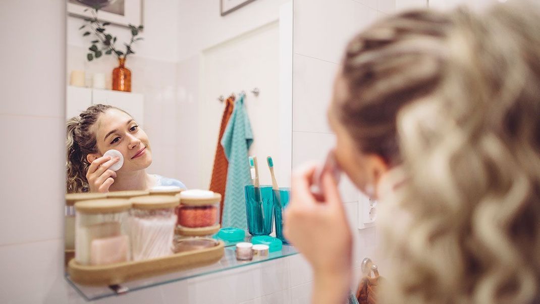 Beim Entfernen deines Make-ups solltest du auf hautverträgliche Pflegeprodukte achten – auf welche Schritte es in der Gesichtspflege-Routine wirklich ankommt, liest du im Artikel. 