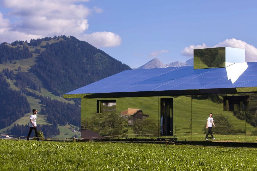 Da könnte man gegenlaufen! Das "Mirage Gstaad" ist ein Haus, das auf allen Seiten verspiegelt ist und förmlich mit der Landschaft verschmilzt.
