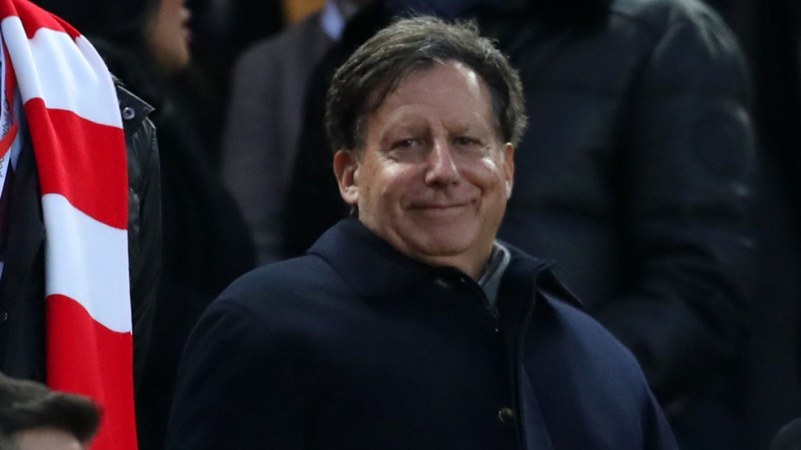 
                <strong>Tom Werner (FC Liverpool)</strong><br>
                Tom Werner kommt aus dem TV-Business, wo der gebürtige New Yorker als Produzent, Regisseur und Drehbuchautor Geld scheffelte. Seine Liebe zum Sportgeschäft entdeckte er bereits vor 30 Jahren, als Werner einem Konsortium von 15 Investoren angehörte, das sich den US-Baseball-Klub San Diego Padres gönnte. Mittlerweile ist er bei der Franchise längst ausgestiegen, leitet aber die Geschicke bei Ligakonkurrent Boston Red Sox. Und eben dem FC Liverpool. Er gilt darüberhinaus als enger Vertrauter - um nicht zu sagen: Freund - von Hillary und Bill Clinton.
              