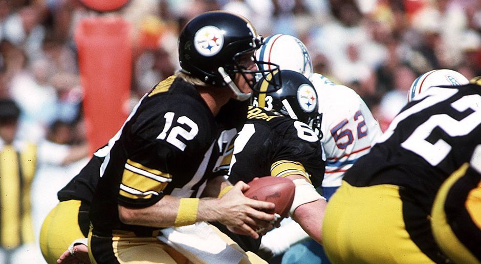 
                <strong>1980: Pittsburgh Steelers</strong><br>
                In den 1970ern Jahren waren die Pittsburgh Steelers mit vier Super-Bowl-Siegen das erfolgreichste Team der NFL. Die Saison 1980 bildete das Ende der goldenen Generation um Quarterback Terry Bradshaw, die Steelers verpassten im Jahr nach dem Triumph im Super Bowl XIV gegen die Los Angeles Rams die Playoffs, zum ersten Mal seit 1971.
              