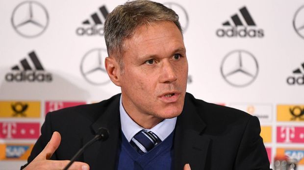 
                <strong>Revoluzzer Marco van Basten</strong><br>
                Auch Fifa-Präsident Gianni Infantino hat eine Menge mit dem Fußball vor. Er hat Marco van Basten zum Technischen Direktor gemacht, damit der sich gezielt mit Innovationen beschäftigen soll. "Wir müssen den Fußball beobachten und immer prüfen, ob und wie wir ihn verbessern können, um das Spiel ehrlicher, dynamischer, interessanter zu machen", sagte der Niederländer. Und präsentierte eine Reihe seiner Ideen.
              