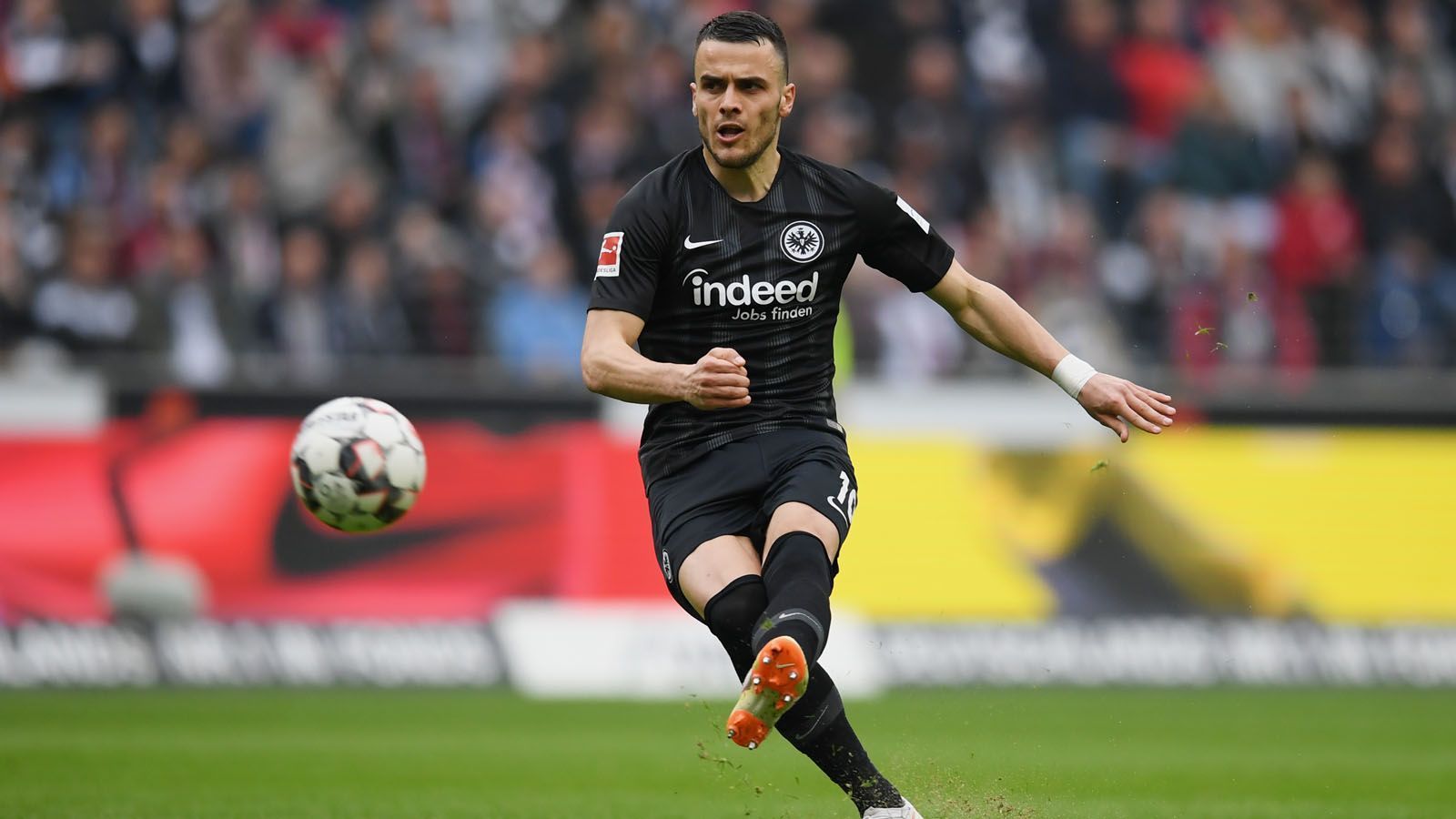 
                <strong>Filip Kostic (Eintracht Frankfurt) </strong><br>
                Eintracht Frankfurt hat einen weiteren Leih-Spieler fest unter Vertrag genommen und vorzeitig die Kaufoption für Filip Kostic gezogen. Die feste Verpflichtung gaben die Hessen nun offiziell bekannt. Bislang war der Flügelspieler vom Hamburger SV an die Eintracht verliehen. In Frankfurt erhält Kostic einen Vertrag bis zum 30. Juni 2023, die Ablöse liegt bei 6,5 Millionen Euro. "Für uns war Filip ein echter Glücksgriff. Mit seiner Dynamik, Zielstrebigkeit und Flexibilität hat er einen großen Anteil am positiven Verlauf der Saison", sagte Sportvorstand Fredi Bobic über den 26-Jährigen. Der serbische Nationalspieler war im Sommer nach dem Abstieg des HSV eigentlich bis 2020 ausgeliehen worden. Aufgrund seiner starken Leistungen in 33 Bundesligaspielen und zwölf Europa-League-Partien entschloss sich die Eintracht nun jedoch vorzeitig zum Kauf. 
              