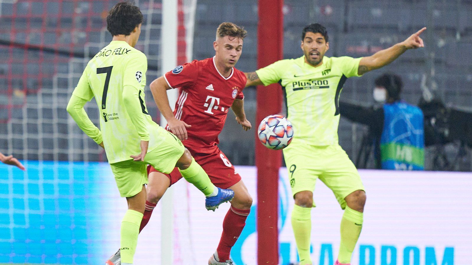 
                <strong>Joshua Kimmich</strong><br>
                Holt sich zu Beginn extrem viele Bälle in der eigenen Hälfte ab, um das Spiel aufzubauen. Geistesblitz nach eigener Balleroberung in der 29. Minute als er einen Ball aus 35 Metern über die Abwehr, direkt auf Coman, hebt. Dieser erzielt den Führungstreffer. Ist wieder extrem viel unterwegs und überall auf dem Platz anspielbar. Allein seine Vorlage zum Führungstreffer verdient die Bestnote. ran-Note: 1
              