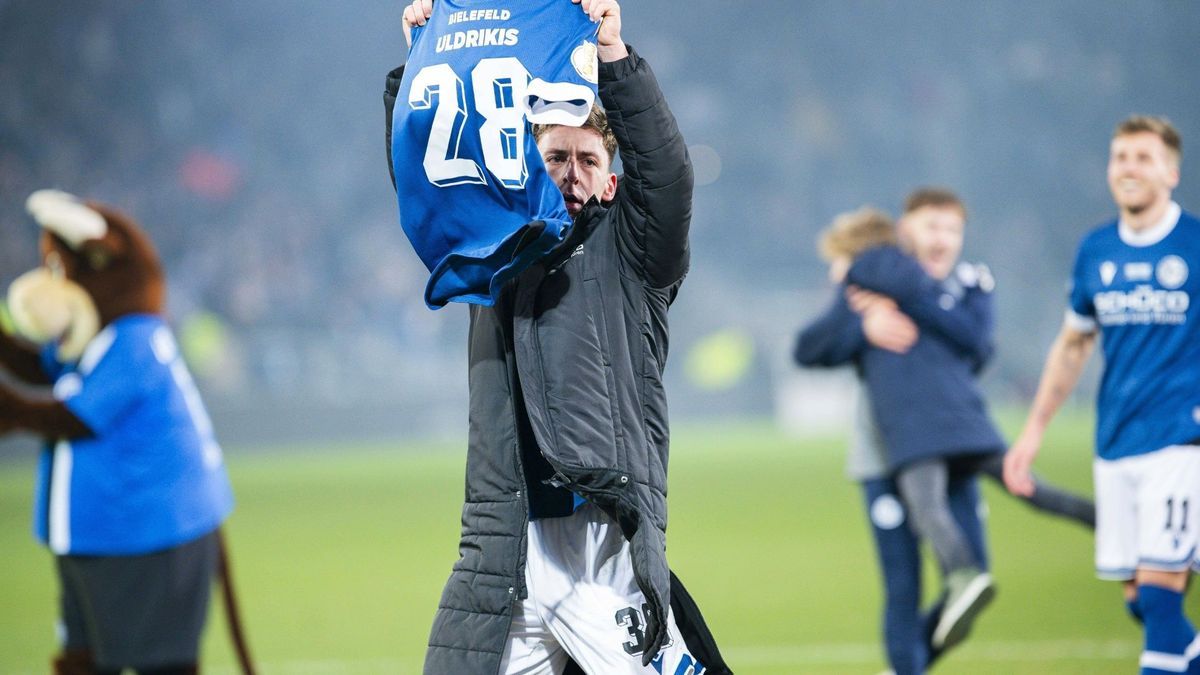 Der Pokal-Jubel mit Uldrikis&apos; Trikot