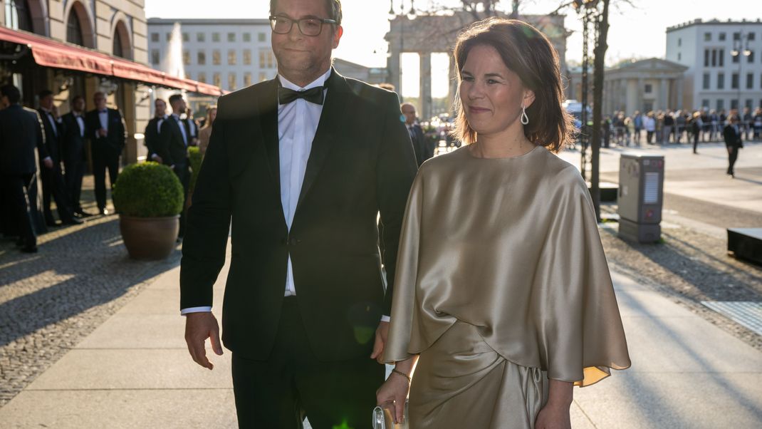 Annalena Baerbock und ihr Mann Daniel Holefleisch kommen zum Bundespresseball.