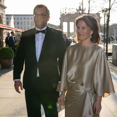 Annalena Baerbock und ihr Mann Daniel Holefleisch kommen zum Bundespresseball.