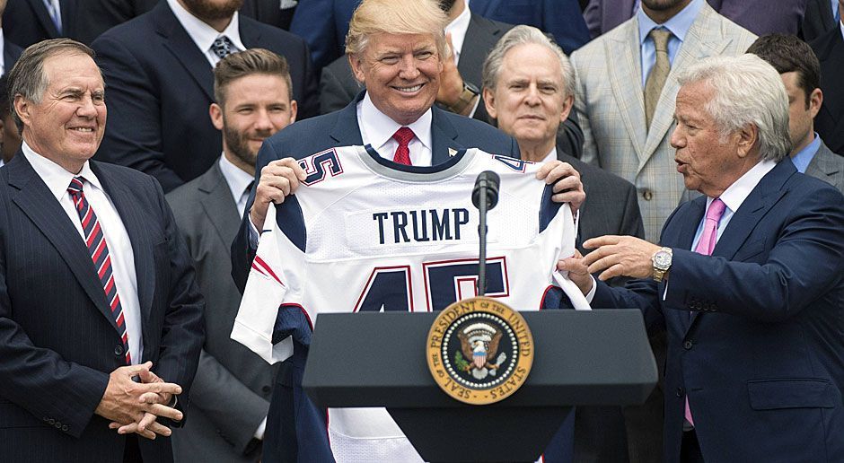 
                <strong>New England Patriots besuchen Donald Trump im Weißen Haus</strong><br>
                Ja, so ein Jersey zaubert schon ein Lächeln auf Trumps Gesicht.
              