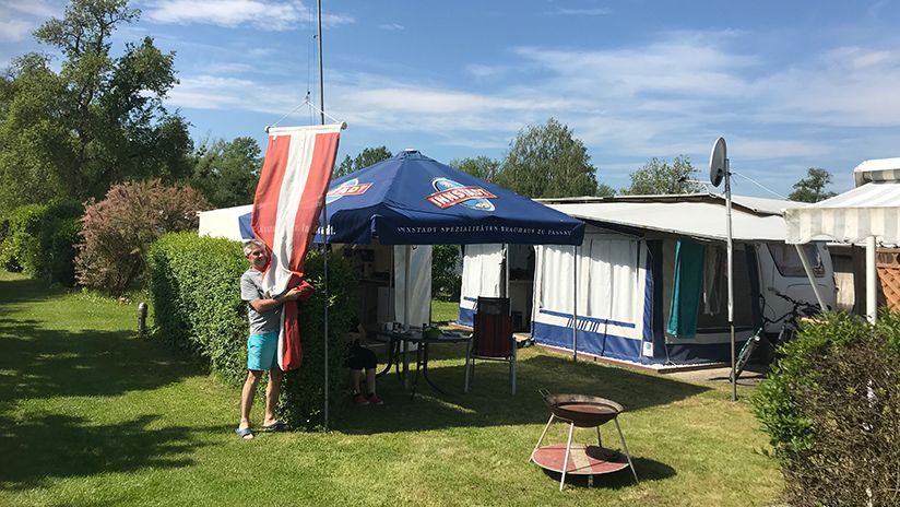 Rot – Weiss Rot wird am Campingplatz Puchner in Oberösterreich groß geschrieben. Hier hissen bayrische Dauercamper voller Stolz die österreichische  Flagge.