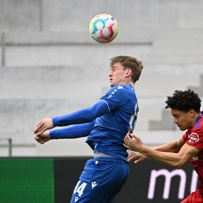 Höheres Risiko für Demenz-Erkrankungen bei Profi-Fußballern durch Kopfballspiel