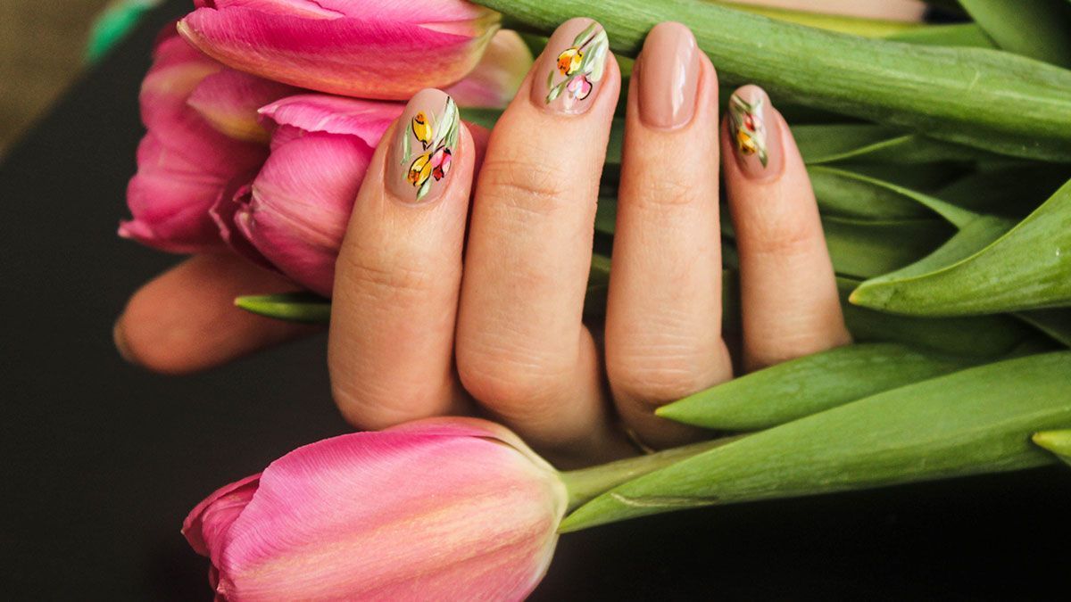 Flower-Power! Wir lieben Blumen und finden Nail Designs und Looks mit kleinen Blumen auf den Fingernägeln einfach nur traumhaft schön – wir haben die besten Looks für kurze Nägel für euch zusammengestellt. 