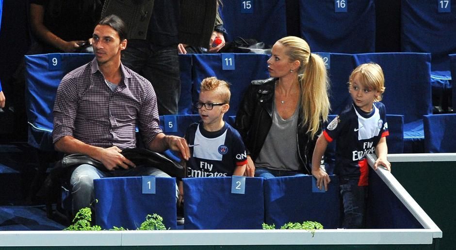 
                <strong>Zlatans Tipp Nr. 8</strong><br>
                Tipp Nummer 8: "Sorge für deine Familie!" Ibrahimovic hat mit der elf Jahre älteren Helena Seger, einem ehemaligen schwedischen Model, zwei Kinder - Maximilian und Vincent. "Was auch immer passiert, deine Familie wird immer für dich da sein. Also achte darauf, dass du vom ersten Tag an bis zum Ende für sie sorgst und auf sie aufpasst."
              