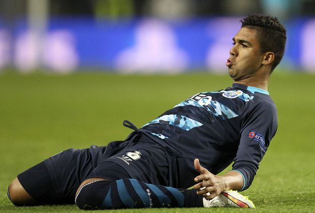 
                <strong>Der Stabilisator: Casemiro (Defensive Mittelfeld)</strong><br>
                Der Brasilianer kam vor der Saison von Real Madrid auf Leihbasis in Portugals Norden. Bei Lopetegui ist der 23 Jahre alte Mittelfeldspieler die Fixgröße in der Zentrale. Gegen Basel erzielte er sein bisher einziges Champions-League-Tor.
              