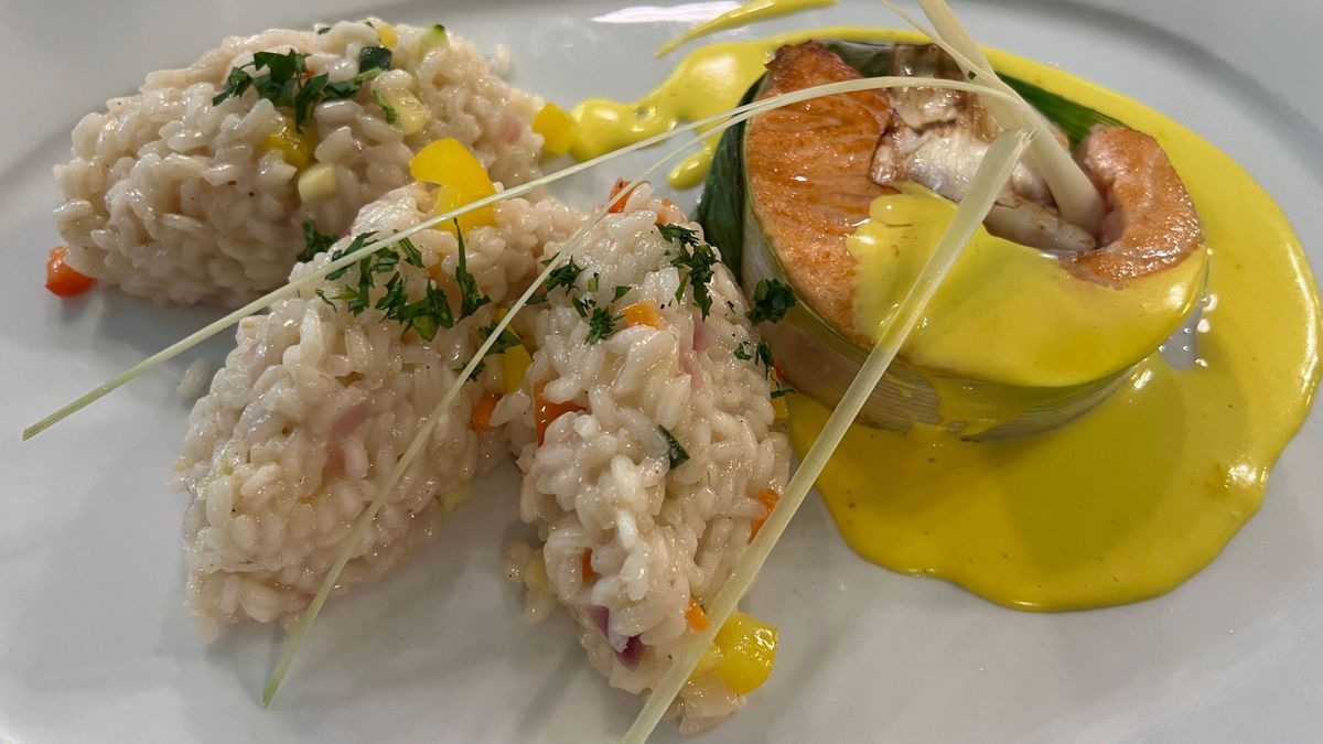 Lachs und Seeteufel in Lauch gebunden in Safranschaum an Gemüse-Risotto