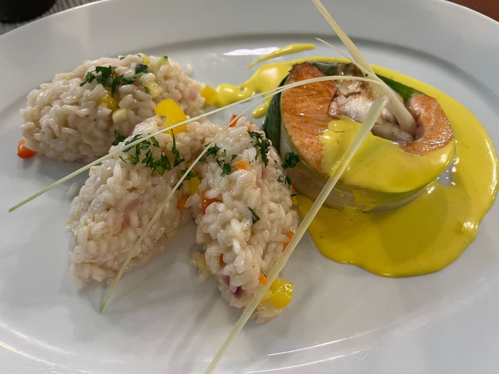 Lachs und Seeteufel in Lauch gebunden in Safranschaum an Gemüse-Risotto