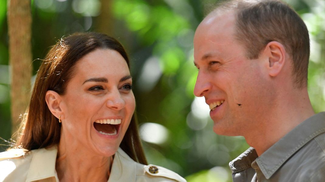 Prinzessin Kate und Prinz William tourten 2022 durch die Karibik. Die royale Stippvisite kam nicht bei allen gut an. Doch scheinbar konnten William und Kate trotzdem lachen.