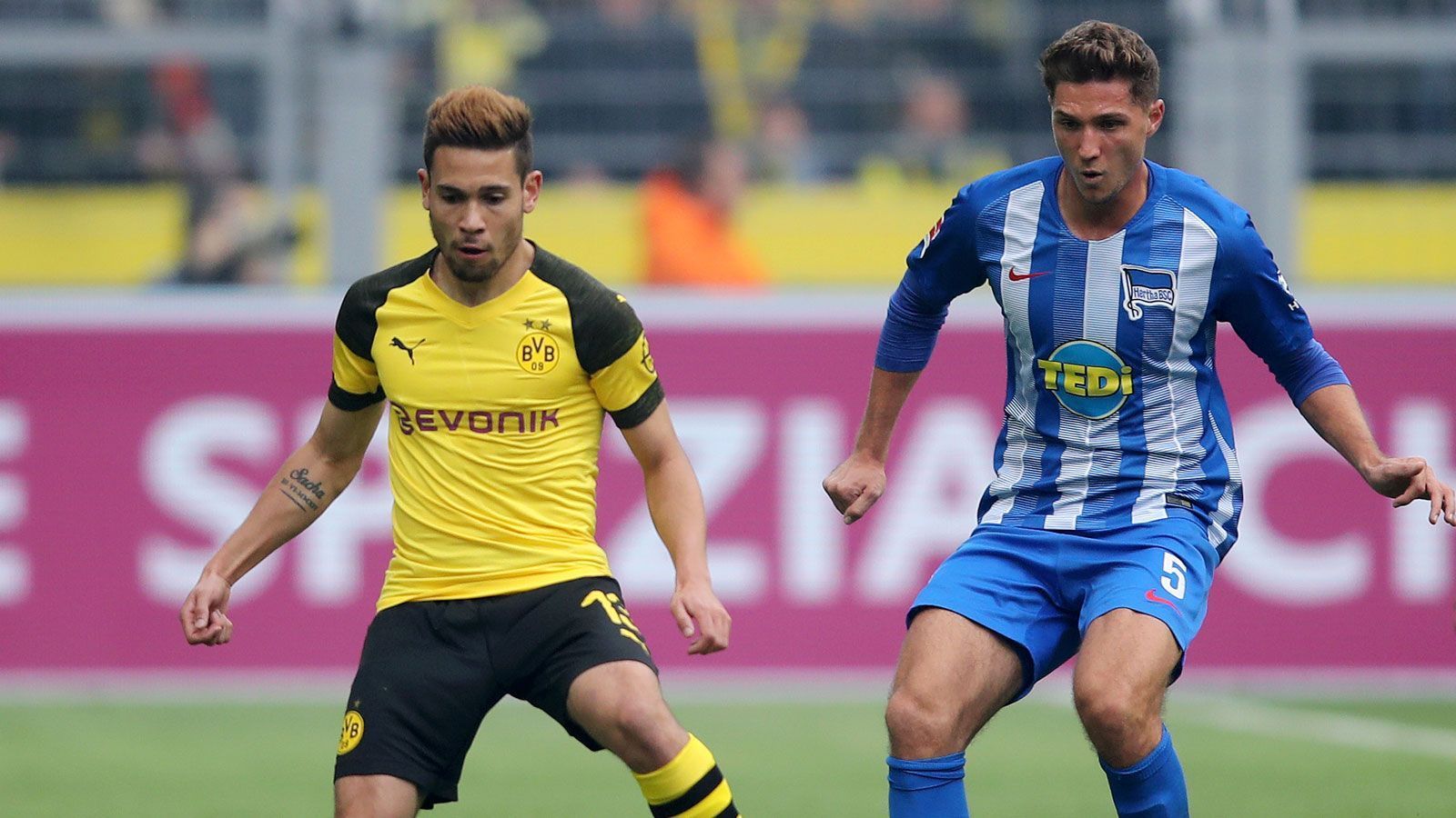 
                <strong>Raphael Guerreiro</strong><br>
                Nach Sancho und Dahoud die dritte Veränderung im Vergleich zur Startaufstellung beim 4:0 in der Champions League gegen Atletico Madrid. Spielt zentral hinter Götze und hat großen Anteil daran, dass der BVB Chancen am Fließband erspielt. Hätte schon in der 3. Minute für die Führung sorgen können, als ein Abpraller wenige Meter vor dem Tor vor seinen Füßen landet. Bei seinen Ecken bleibt jedoch noch Luft nach oben. Ackert auch in der zweiten Hälfte unermüdlich. Bliebt im Abschluss aber glücklos. In der 80. Minute durch Bruun Larsen ersetzt. ran-Note: 2.
              