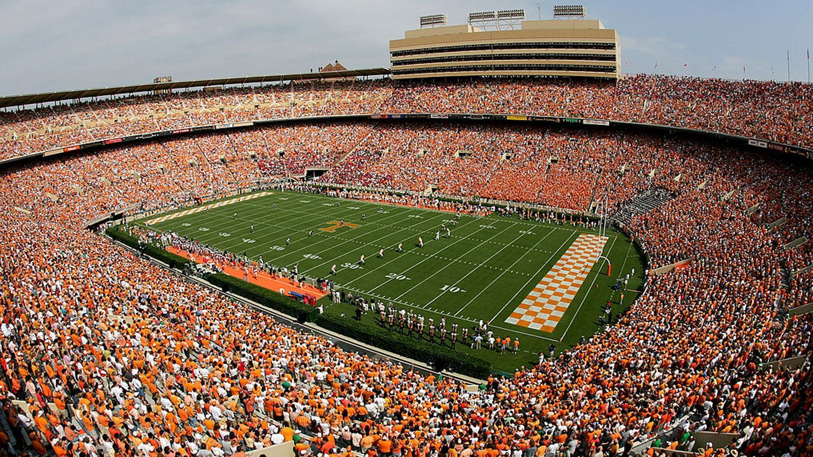 <strong>Platz 6: Neyland Stadium</strong><br>
                Kapazität: 102.455 <br>Heimteam: Tennessee Volunteers
