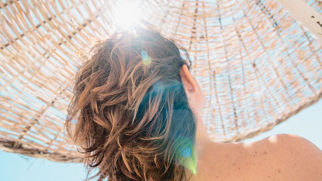 Den Sonnenschutz für die Haare haben wir meist nicht auf dem Schirm – mit feuchtigkeitsspendender Haarpflege schützt du deine Haare vor der Sonne.